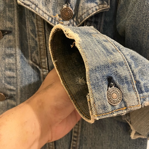 Vintage early to mid 70s Levi’s/Ford denim trucker jacket,with natural distress - Picture 7 of 14